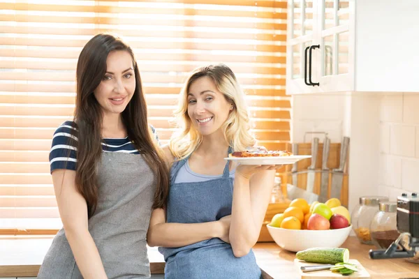Deux Femmes Caucasiennes Cuisinent Ensemble Des Pizzas Dans Cuisine Concept — Photo