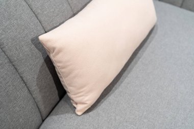 Oturma odasındaki kanepede yastıklar. İç mekan kavramını kapat yatak odasındaki yumuşak yastığı. Evim güzel evim, iç fikirlerim.