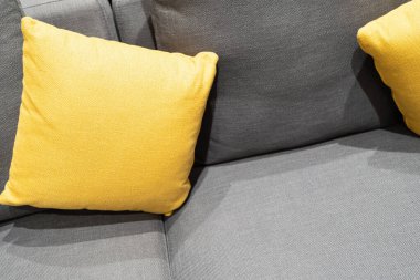 Oturma odasındaki kanepede yastıklar. İç mekan kavramını kapat yatak odasındaki yumuşak yastığı. Evim güzel evim, iç fikirlerim.