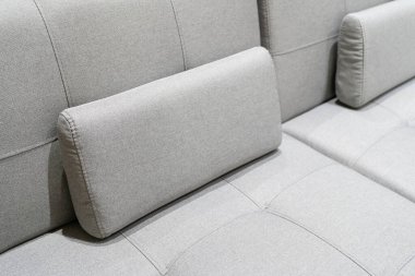 Oturma odasındaki kanepede yastıklar. İç mekan kavramını kapat yatak odasındaki yumuşak yastığı. Evim güzel evim, iç fikirlerim.