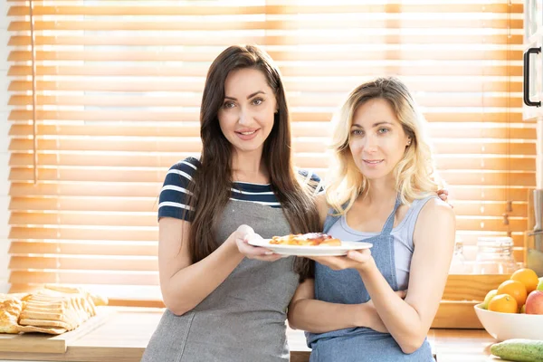 Две Кавказские Женщины Готовят Пиццу Вместе Кухне Концепция Домашней Еды — стоковое фото
