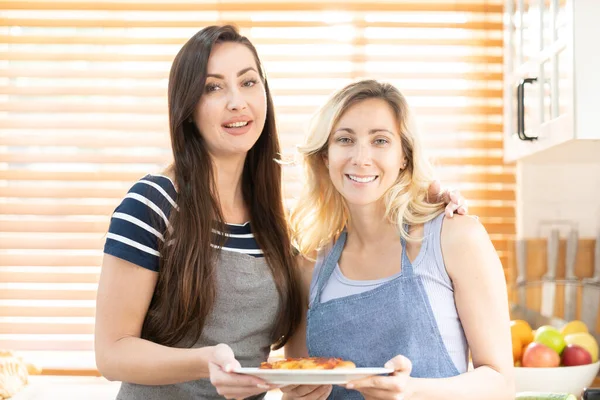 Две Кавказские Женщины Готовят Пиццу Вместе Кухне Концепция Домашней Еды — стоковое фото