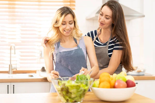 Glücklich Und Lächelnd Lesbisches Paar Das Der Küche Salat Kocht — Stockfoto