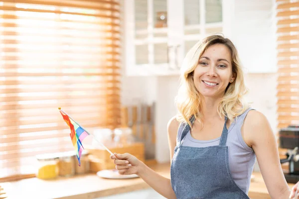 Счастливая Красивая Женщина Держит Руках Радужный Флаг Lgbt Pride Кухне — стоковое фото
