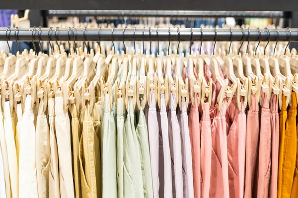 Selektywne Skupienie Moda Koncepcja Odzieży Ubrania Lub Spodnie Wiele Kolorów — Zdjęcie stockowe