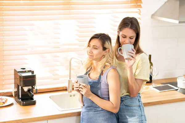 Heureux Couple Lesbien Tenant Des Tasses Café Dans Cuisine Couple — Photo