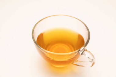 Beyaz arka planda izole edilmiş bir bardak sıcak zencefil çayı..