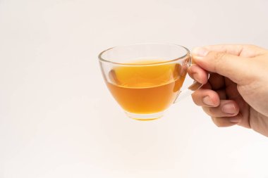 Beyaz arka planda izole edilmiş bir bardak sıcak zencefil çayı..