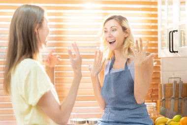 Mutlu LGBTQ lezbiyen gülümsemesi çift alyanslarını sevgiyle birlikte gösteriyor. Neşeli homoseksüel çift kucaklaşıyor. LGBTQ Gurur Ayı.