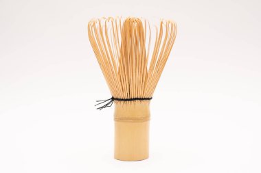 Japon Bambu Fırça Çalı çırpısı ya da Chasen, Beyaz Arkaplan 'da izole edilmiş. Japon bambu çay çırpıcısı. seçici odak.