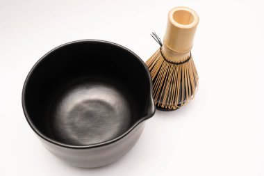 Japon Bambu Fırça Çalı çırpısı ya da Chasen, Beyaz Arkaplan 'da izole edilmiş. Japon bambu çay çırpıcısı. seçici odak.