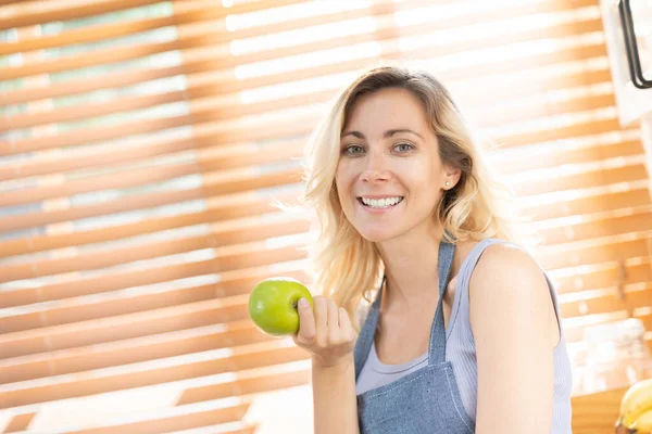 Счастливая Здоровая Женщина Зеленым Яблоком Домашней Кухне Диетическая Пищевая Пища — стоковое фото