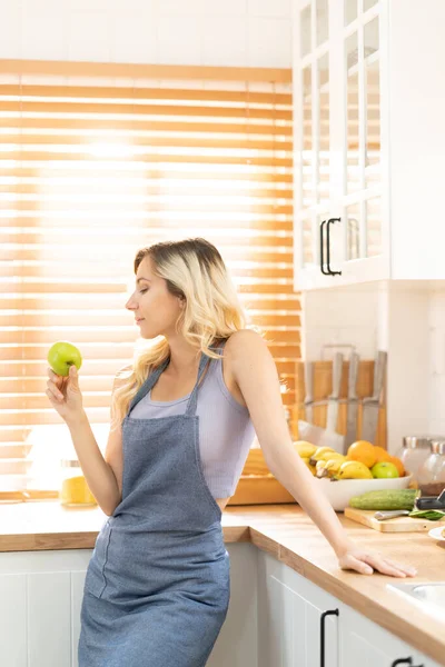 Счастливая Здоровая Женщина Зеленым Яблоком Домашней Кухне Диетическая Пищевая Пища — стоковое фото