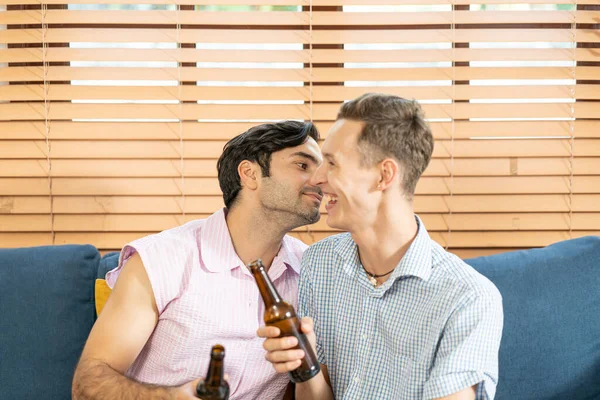 Gay Pár Love Home Concept Gayové Líbají Homosexuální Pár Zamilovaný — Stock fotografie