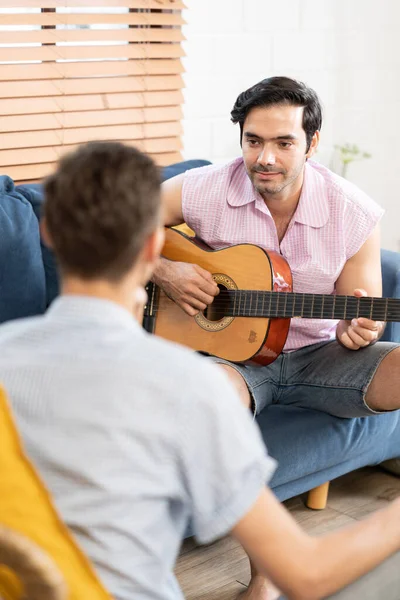 Casal Gay Com Guitarra Sentado Sofá Tocando Guitarra Cantando Uma — Fotografia de Stock