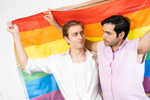 Pareja Gay Sosteniendo Lgbt Arco Iris Bandera Interior Casa Enfoque — Foto de Stock