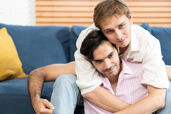 Pareja Gay Siéntate Juntos Sofá Casa Los Novios Abrazan Abrazan —  Fotos de Stock