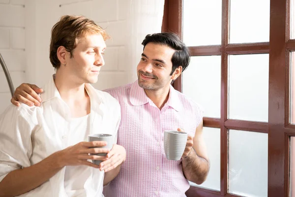 커피를 Lgbt 집에서 커피를 마시는 남성들 프라이드와 — 스톡 사진