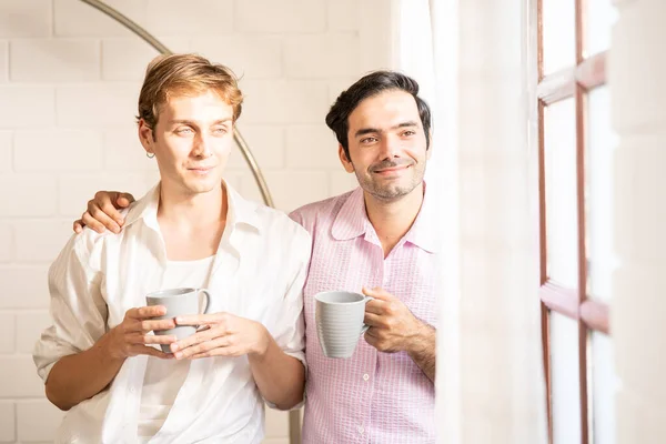 Лжегей Пара Чашкой Кофе Couple Gay Men Drinking Coffee Home — стоковое фото