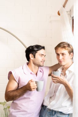 Lgbt gay çifti ellerinde kahve tutuyor. Evde kahve içen, eşcinsel gururu olan ve evlilik hayatı yaşayan iki eşcinsel. LGBT aşk konsepti.