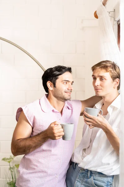Homosexuella Par Som Håller Kopp Kaffe Några Homosexuella Män Dricker — Stockfoto