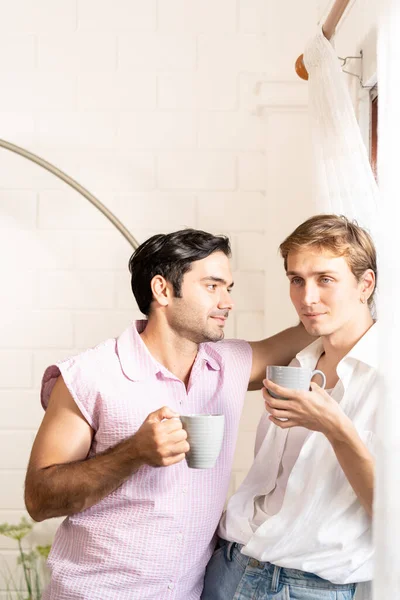 Lgbt Pareja Gay Sosteniendo Una Taza Café Par Hombres Gays —  Fotos de Stock