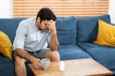 Mutsuz bir adam evdeki oturma odasında sağlığını ya da kötü bir şeyi düşünüyor. Üzgün adamın sorunları var, yan görüş, kopyalama alanı. Yalnızlık, depresyon, akşamdan kalma konsepti..