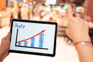 Tablet 'te iş geliştirme öntanımlı grafiği ve mağazanın arka planı bulanık. İş başarısı kavramı. Büyüme planlama ve strateji kavramı.