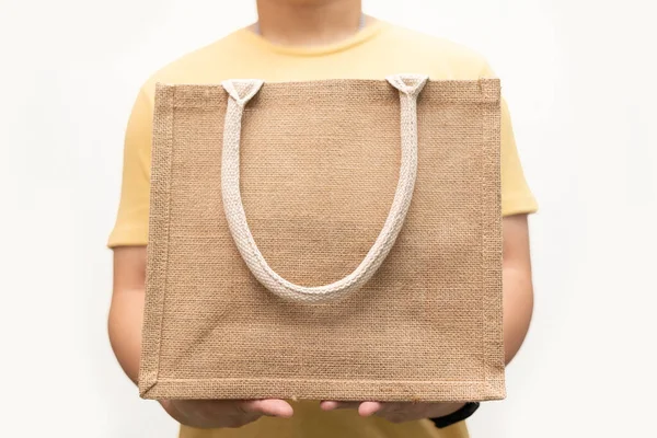 男は白い背景にジュートバッグや袋を保持 再利用可能なショッピングバッグ プラスチックフリー 環境に優しいコンセプト 再利用可能なショッピングライフスタイル 生態ビジネスコンセプトのための袋を袋 — ストック写真