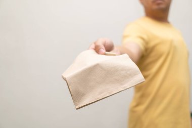 Lütfen Brown Geri Dönüşümlü Bar Peçetesi 'ni kullanın. Kağıt mendil geri dönüşümü. bej kağıt peçete.