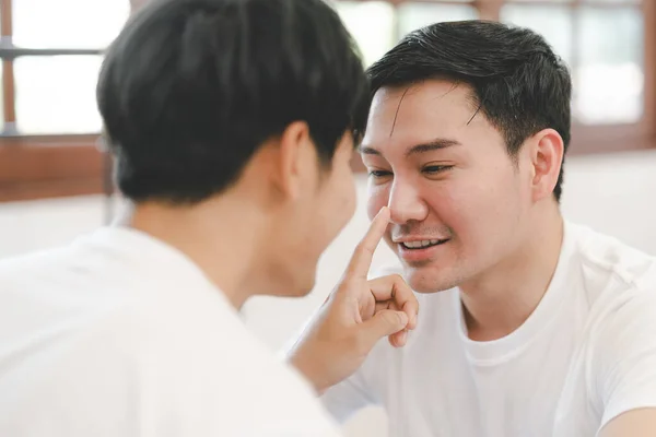 Asiático Gay Pareja Tocando Novio Nariz Sonriendo Mientras Descansando Casa — Foto de Stock