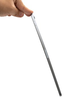 Vücutla ilgili iPad Air sorunu beyaz arkaplan üzerine eğilmiş. Elektronik aygıt ortada bükülüyor ve katlanıyor.