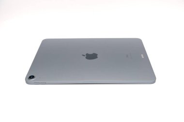 Vücutla ilgili iPad Air sorunu beyaz arkaplan üzerine eğilmiş. Elektronik aygıt ortada bükülüyor ve katlanıyor.