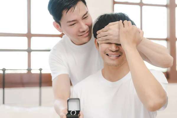 Asiático Gay Pareja Manos Cerradas Ojos Novio Hacer Proponiendo Matrimonio —  Fotos de Stock
