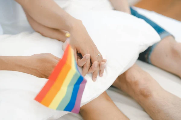 Arco Iris Lgbtq Bandera Pareja Tomados Mano Por Orgullo Gay —  Fotos de Stock