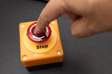 Acil stop düğmesi. Büyük Kırmızı acil durum düğmesi ya da elle basmak için dur düğmesi. Endüstriyel ekipman için durdurma düğmesi, acil durdurma. Kırmızı ışık. Fabrikada ve endüstriyel tesiste..
