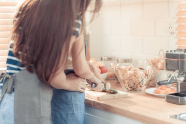 Lezbiyen çift mutfakta bekliyor. Lezbiyen Çift Mutfakta Mutfakta Birlikte Yemek Yapıyor. LGBT özgürlük kavramını seviyorum. Seçici odaklanma. sıcak ton.