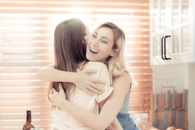 Lezbiyen kız arkadaşına nişan yüzüğüyle evlenme teklif ediyor. Mutlu nişanlı lezbiyen çift. sıcak ton