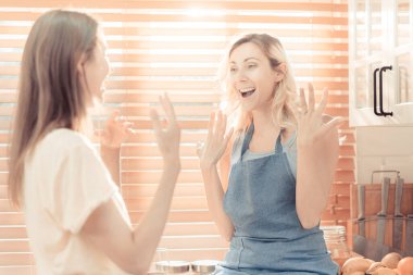 Lezbiyen kız arkadaşına nişan yüzüğüyle evlenme teklif ediyor. Mutlu nişanlı lezbiyen çift. sıcak ton