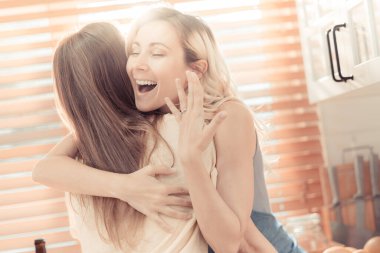 Lezbiyen kız arkadaşına nişan yüzüğüyle evlenme teklif ediyor. Mutlu nişanlı lezbiyen çift. sıcak ton