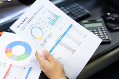 Bütçe planlama konsepti. İş Planlama Stratejisi Analizi yeni plan finansal grafik verilerini tartışıyor. Belge grafikleri kavramı ile çalış.