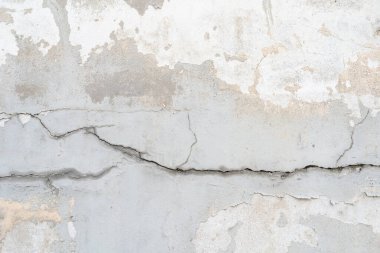 beton çatlak. İç kısımda su hasarı var. Büyük çatlak beyaz beton duvar