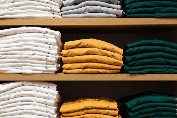 Пачка Разноцветной Хлопчатобумажной Одежды Столе Магазине Тканей — стоковое фото