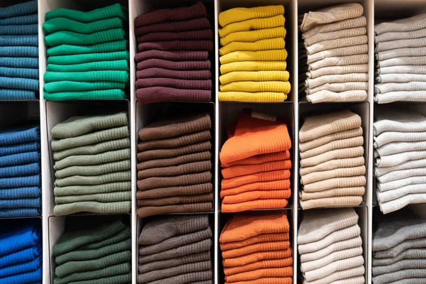 Разноцветные Носки Сложенные Отображения Магазине Красочные Носки Селективного Фокуса — стоковое фото