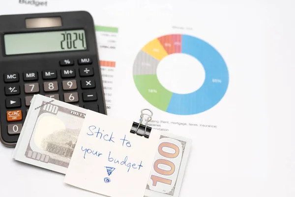 Bütçenize yapıştırılmış bir not ile nakit para. Daha az harcayarak tasarruf etmek için finansal planlama kavramı. Finans ve iş konsepti. 