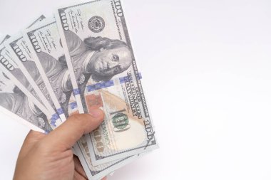 İşadamı 100 dolar nakit para sayıyor, mali ve planlama bütçesini kontrol ediyor. İş ve finans kavramı. Tahminler ve analizler. Yatırımlar.