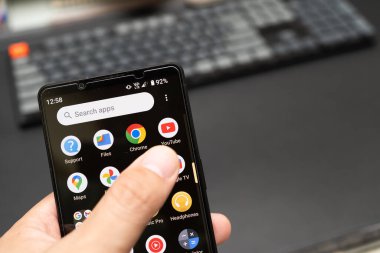 Elinde Sony Xperia 1 mark 5 ya da Sony Xperia 1V ile Youtube uygulamasını seçiyor. YouTube uygulaması kullanarak akıllı telefonu tutan eller.