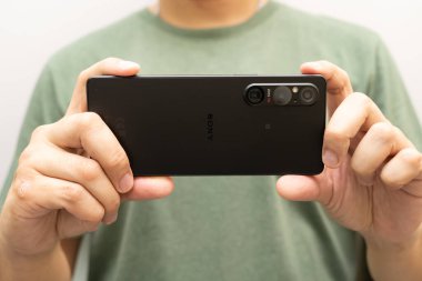 Fotoğraf için Sony Xperia 1 mark 5 ya da Sony Xperia 1V kullanılıyor. Sony 'den yeni bir sensör teknolojisi. akıllı telefonlu fotoğraf ya da video çekmek.