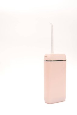 Pembe Ağız Sulama, Elektriksel İnterdental Temizleyici. Diş suyu duşu beyaza izole edilmiş. taşınabilir su jeti diş temizleyicisi.