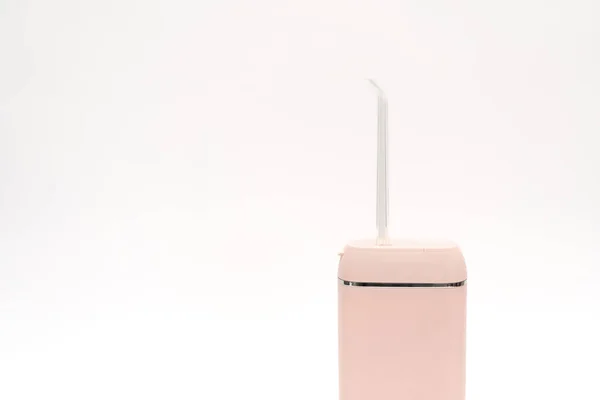 Różowy Nawadniacz Elektryczny Środek Czyszczący Prysznic Dentystyczny Odizolowany Biało Przenośny — Zdjęcie stockowe